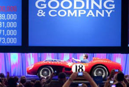 Ferrari 250 Testa Rossa Prototype 1957 đã lập kỷ lục xe được trả giá cao nhất trong lịch sử Đặc biệt, phiên đấu giá năm nay chứng kiến một kỷ lục về giá đấu cao nhất từ trước tới giờ: 16,39 triệu USD cho chiếc Ferrari 250 Testa Rossa Prototype 1957 mang chassiss số 0666TR. Với mức giá “khủng” này, cỗ xe Ý huyền thoại không chỉ lập kỷ lục xe được trả giá cao nhất lịch sử mà còn được lưu danh là xe Ferrari đắt nhất thế giới. 